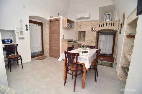 una cucina e una sala da pranzo con tavolo e sedie di Home Ginny a Terlizzi