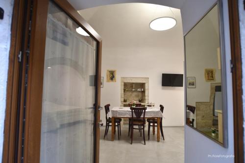 ein Esszimmer mit einem Tisch und einigen Stühlen in der Unterkunft Home Ginny in Terlizzi