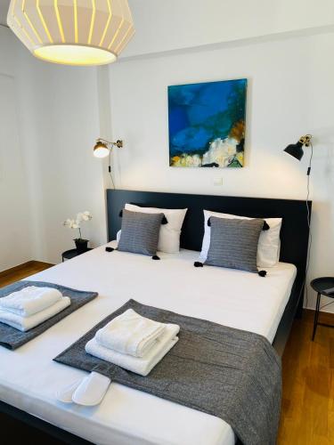 2 BD Top Floor Aprt with Acropolis view