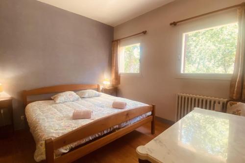 une chambre avec un lit et deux fenêtres dans l'établissement Rare pearl with garden near Arcachon, à La Teste-de-Buch