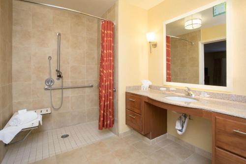La salle de bains est pourvue d'une douche, de toilettes et d'un lavabo. dans l'établissement Homewood Suites by Hilton Yuma, à Yuma