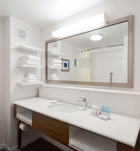 Bilik mandi di Hampton Inn Troy