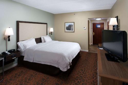 Televisyen dan/atau pusat hiburan di Hampton Inn Troy