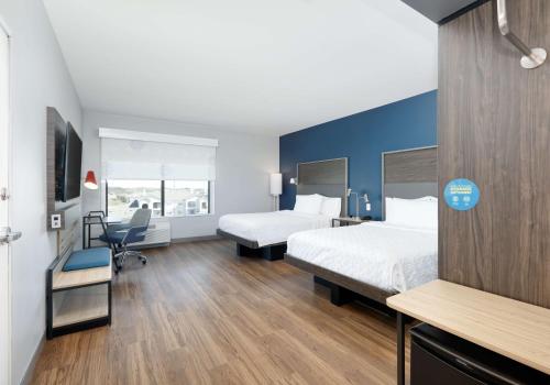 Habitación de hotel con 2 camas y escritorio en Tru By Hilton Euless Dfw West, Tx, en Euless