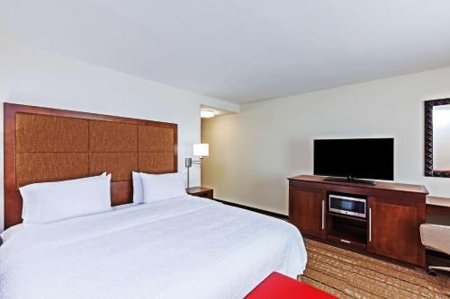 TV a/nebo společenská místnost v ubytování Hampton Inn & Suites Houston I-10 West Park Row, Tx
