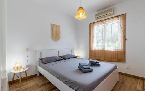 1 dormitorio con cama y ventana en Villa Freyer DeLux Benitachell by Nora Nice, en Cumbre del Sol