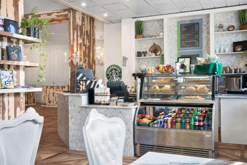 Una cocina o zona de cocina en DoubleTree by Hilton Hotel Tallahassee