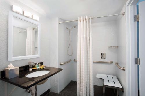 uma casa de banho com um lavatório e um chuveiro em DoubleTree by Hilton Hotel Tallahassee em Tallahassee