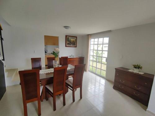 una cucina e una sala da pranzo con tavolo e sedie di Agradable casa para descansar en Villas de Campo a Calimaya de Díaz González