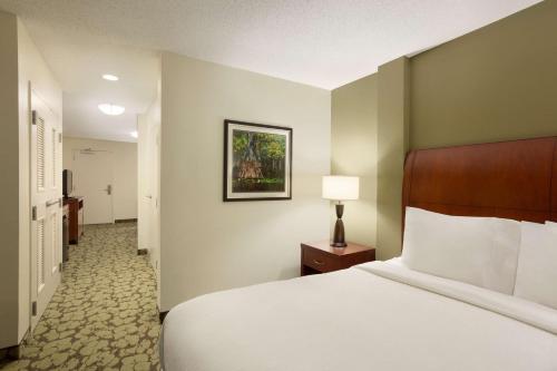Кровать или кровати в номере Hilton Garden Inn West Monroe