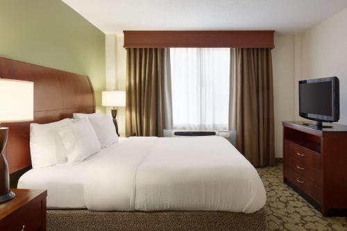 Телевизор и/или развлекательный центр в Hilton Garden Inn West Monroe