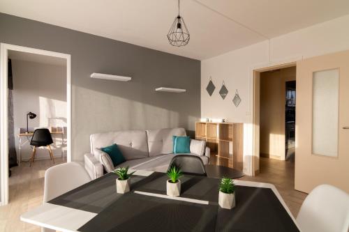 a living room with a couch and a table at LeSaumurTranquille - Les VioIettes in Saumur