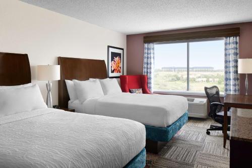 Habitación de hotel con 2 camas y ventana en Hilton Garden Inn Denver South Park Meadows Area, en Centennial