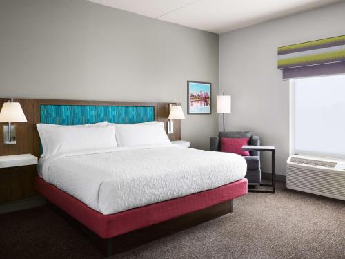 Habitación de hotel con cama y ventana en Hampton Inn Indianapolis Northwest - Park 100, en Indianápolis