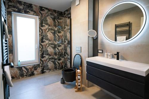 Apartments Kras 24 with Pool في سيجانا: حمام مع حوض ومرآة