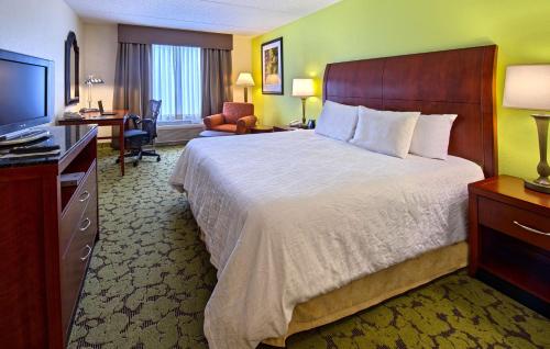 Habitación de hotel con cama y TV en Hilton Garden Inn Columbia/Harbison, en Columbia