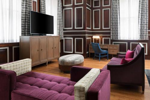 Hampton Inn & Suites Baltimore Inner Harbor Image