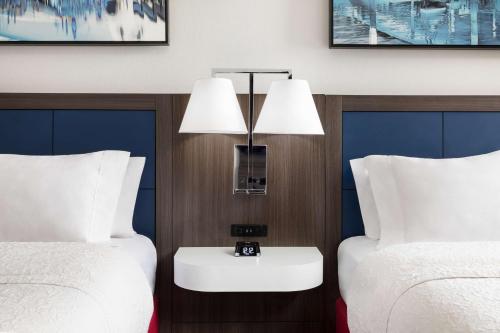 Hampton Inn & Suites Baltimore Inner Harbor Image