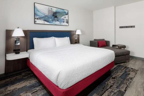 Hampton Inn & Suites Baltimore Inner Harbor Image