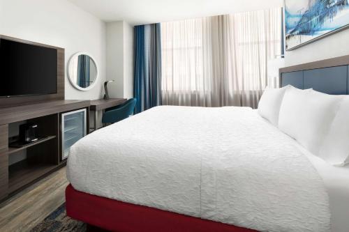 Hampton Inn & Suites Baltimore Inner Harbor Image