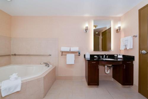 W łazience znajduje się wanna i umywalka. w obiekcie Homewood Suites by Hilton Fresno w mieście Fresno