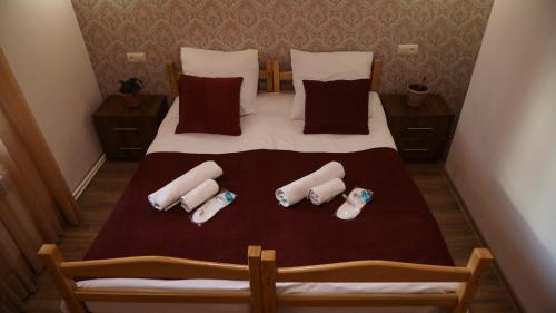 1 cama con 4 almohadas en una habitación en Old Byurakan Gouest House, en Byurakan