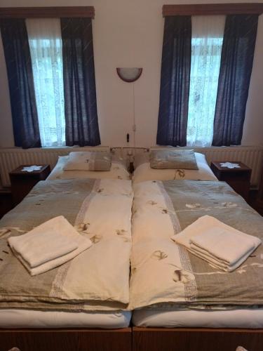 Ein Bett oder Betten in einem Zimmer der Unterkunft Kazsimér Vendégház