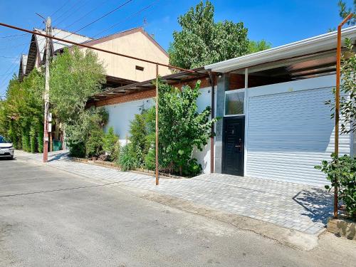 Το κτήριο όπου στεγάζεται  η παραθεριστική κατοικία