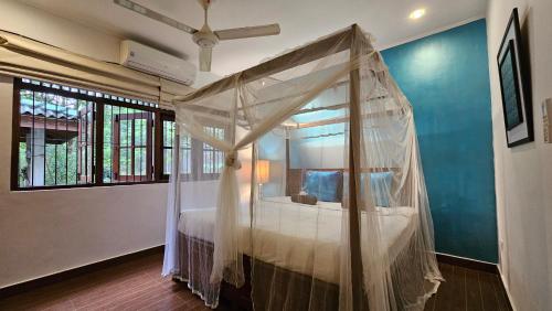 Кровать или кровати в номере Lotus Heritage Homagama