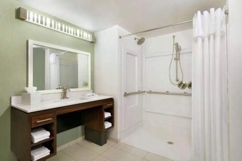 y baño con lavabo y ducha. en Home2 Suites By Hilton Mt Pleasant Charleston, en Charleston