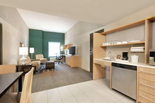 Η κουζίνα ή μικρή κουζίνα στο Home2 Suites By Hilton Mt Pleasant Charleston
