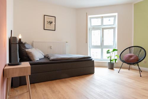 sala de estar con cama y ventana en Studio THREE / Wifi / Netflix / 3 getrennte Betten en Chemnitz
