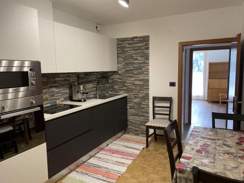 cocina con fregadero y encimera en Appartamento in villetta sulle dolomiti di Brenta, en Pracorno di Rabbi