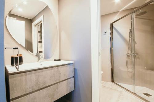 uma casa de banho com um lavatório e um espelho em Appartamento Meda - Lakeside Leisure & Business em Cissano