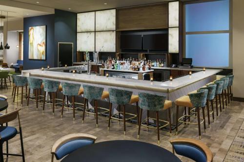 a bar in a restaurant with chairs and tables at Hilton Garden Inn Sunnyvale in Sunnyvale