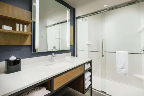 uma casa de banho com um lavatório e um chuveiro em Hilton Garden Inn Sunnyvale em Sunnyvale