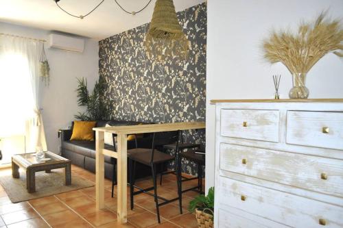 uma sala de estar com uma mesa e um sofá em Azahares Apartamento turístico em El Bosque