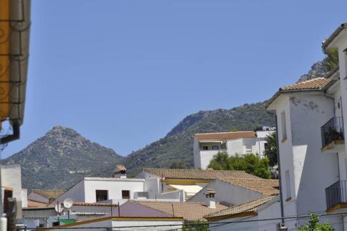 a view of a town with mountains in the background at Azahares Apartamento turístico in El Bosque