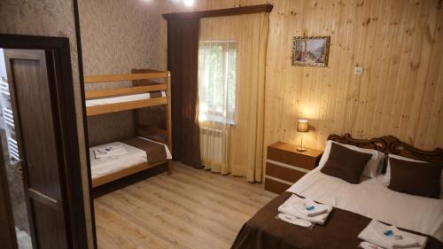 um pequeno quarto com uma cama e um beliche em Old Byurakan Gouest House em Byurakan