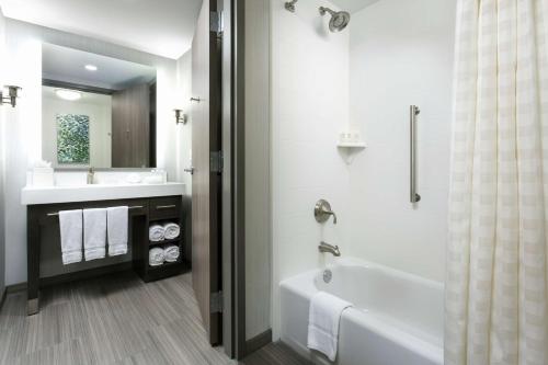 聖荷西的住宿－聖何塞北部希爾頓惠庭套房酒店，白色的浴室设有浴缸和水槽。