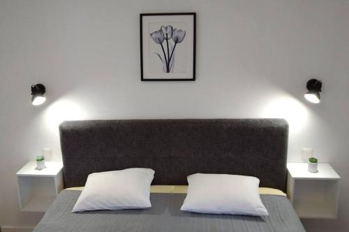 sypialnia z łóżkiem z 2 białymi poduszkami w obiekcie Geräumige Ferienwohnung mit Seezugang w mieście Altossiach