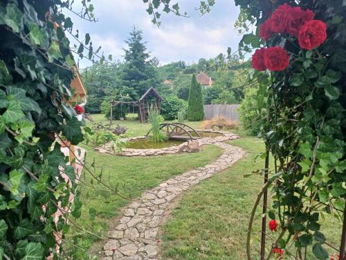 Ein Garten an der Unterkunft Kazsimér Vendégház