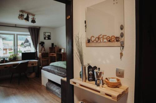 Habitación con espejo y dormitorio con cama. en Pura Vida Workation & Ferienwohnung, en Fischen