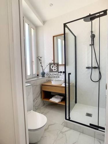 une salle de bain avec douche et toilettes dans l'établissement Luxueux grand 3 chambres hypercentre calme, à Biarritz