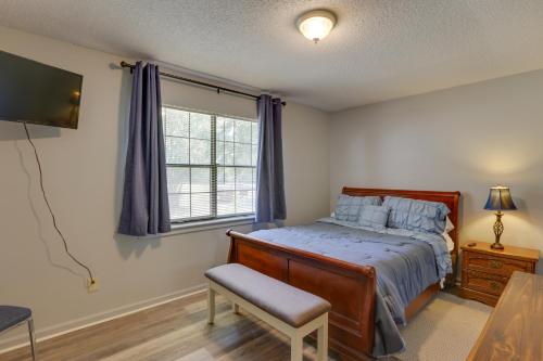 - une chambre avec un lit, une fenêtre et une chaise dans l'établissement Pet-Friendly Slocomb Vacation Rental with Sunroom!, 