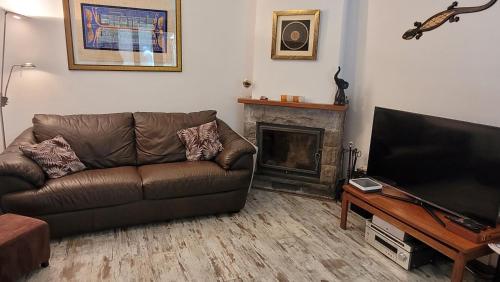 Televisyen dan/atau pusat hiburan di Apartamento con jardín en Linsoles