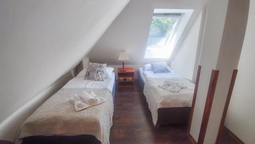 Ένα ή περισσότερα κρεβάτια σε δωμάτιο στο Villa Jedynak