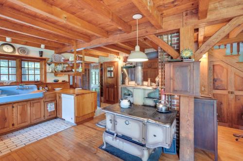 um fogão antigo numa cozinha com paredes de madeira em Tranquil Washington Home with Sauna, on 70 Acres em Washington