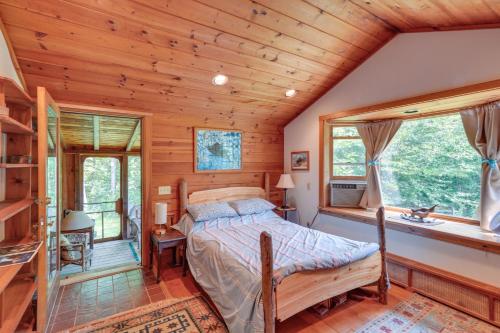 um quarto com uma cama numa casa de madeira em Tranquil Washington Home with Sauna, on 70 Acres em Washington