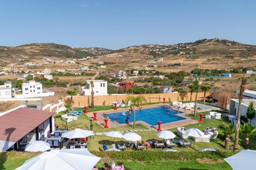 um resort com piscina numa cidade em CASA DEL TITO em Oulad Akkou